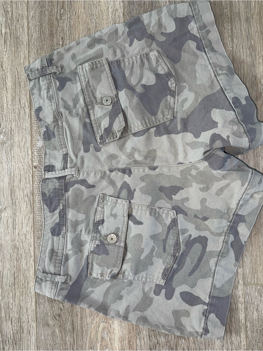 Faded Glory Gray Camo Utility Cargo Shorts - Picture 4 of 4